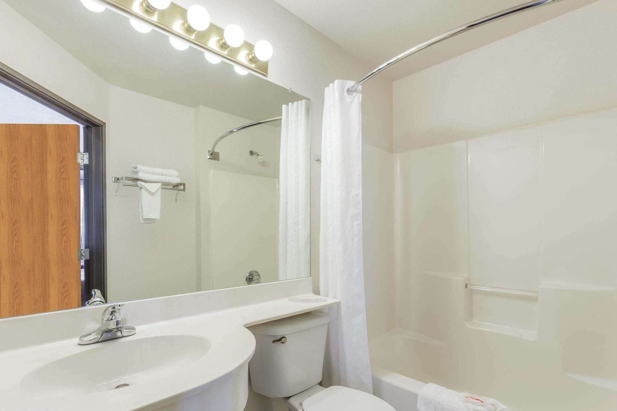Boarders Inn & Suites By Cobblestone Hotels - Brush Zewnętrze zdjęcie